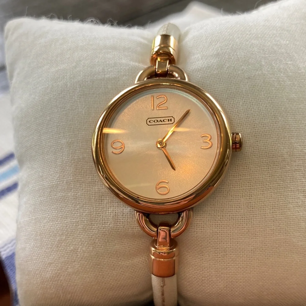 LIKE NEW!!!✨Coach Rose Gold Round Face Watch with Cream Strap ✨